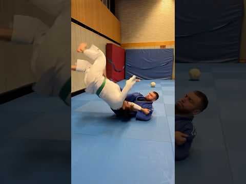 🕹️Judo throws Tomoe nage and Sumi gaeshi are great options for transitioning into ne waza #judo bjj