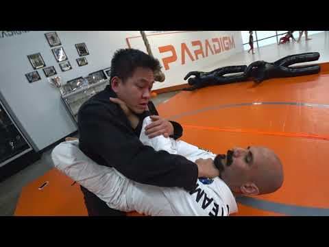 Thrust choke Tsukkomi Jime that can be used to counter cross choke inside closed guard (Điền Kimura)