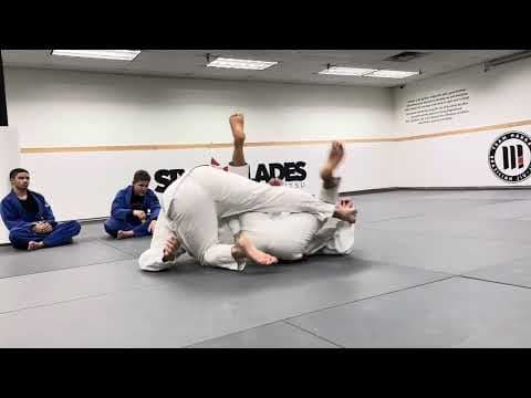 Defense of the waiter sweep with an ankle lock or berimbolo. defesa da raspagem caderinha.